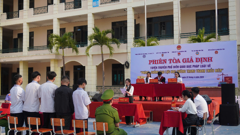 tuyen-truyen-pho-bien-phap-luat-ve-phong-chong-bao-luc-hoc-duong-qua-phien-toa-gia-dinh